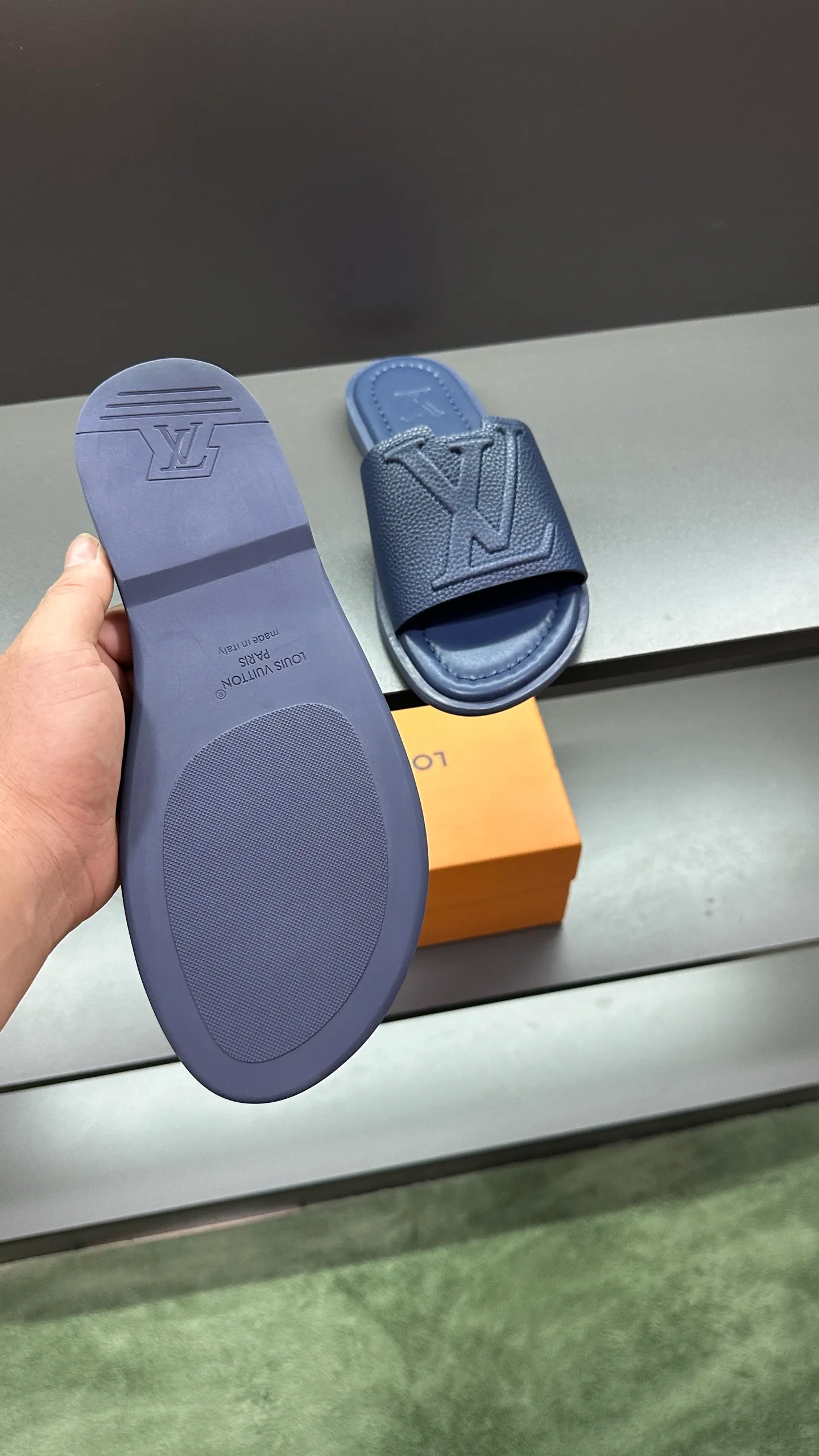 P300 🔍LV Men's Spring and Summer Slippers Counter Synchronization. The uppers are imported cowhide fabrics from Italy, with logo graphics and high-quality craftsmanship. Soles: original soles specially provided by the original factory. Exclusive movable molded soles are super comfortable. Original factory follow-up orders. 🔍🔍High quality. You can enter and leave the counter at will. Welcome to compare. Code number 38-45 No. 058